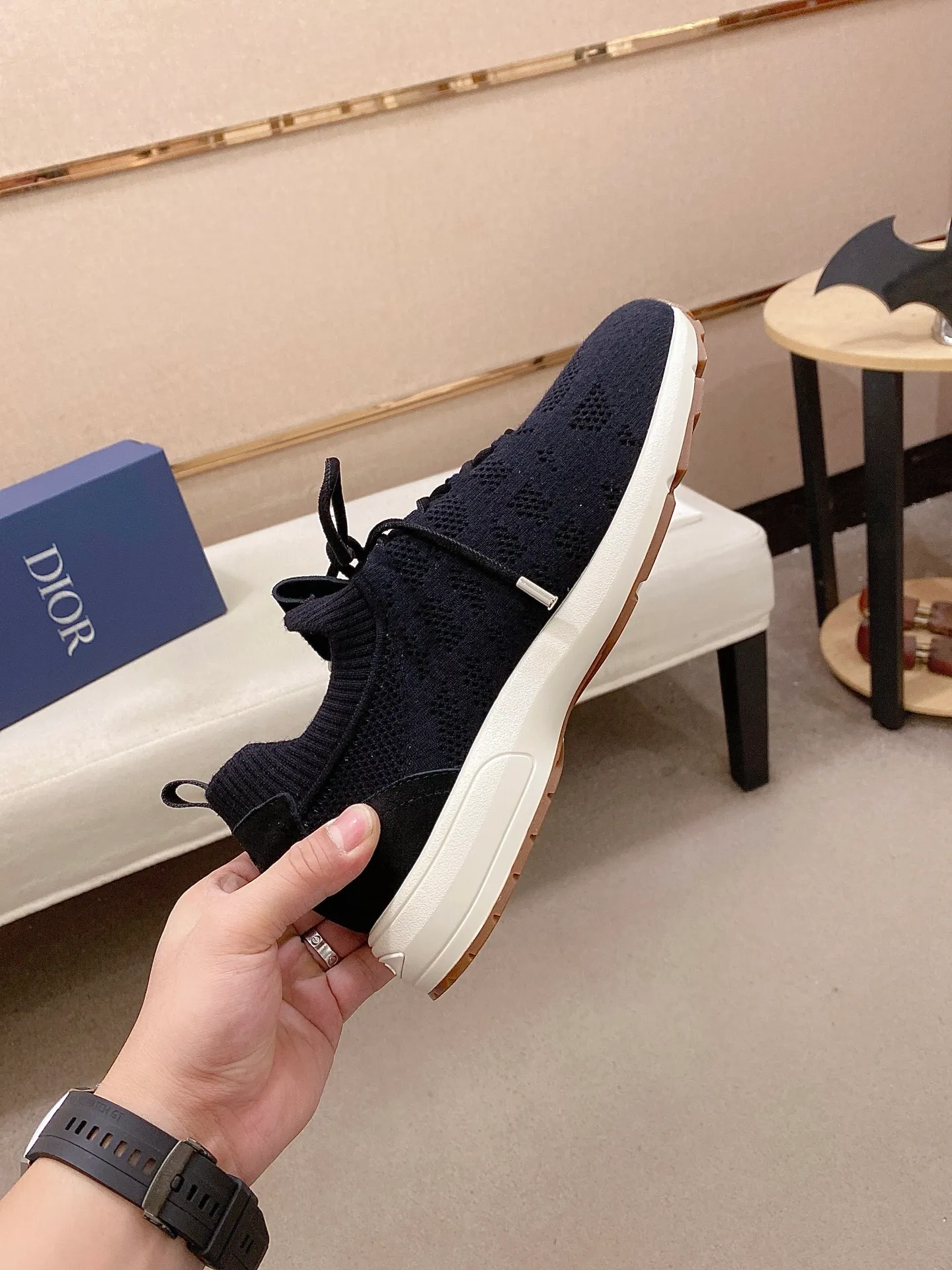 Factory price: 420💰Dior's latest men's fashion sneakers. This item draws inspiration from retro jogging shoes. Featuring a thick, low-top design, it features a mesh fabric upper and an ultra-light rubber foam sole. The side is decorated with an embossed "Di~r" logo. Code number: 39-44 (order 38, 45, 46)